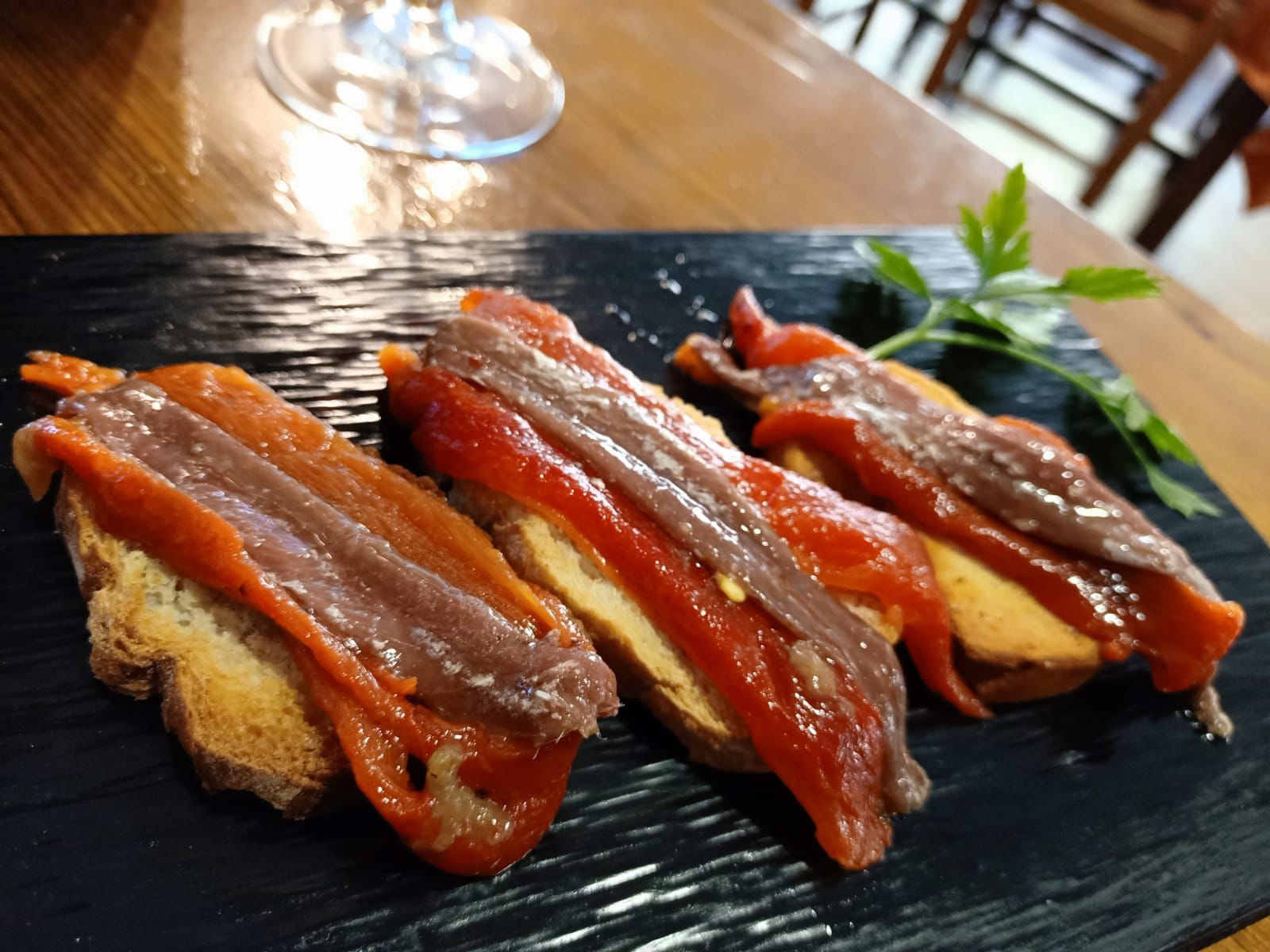 Escalibada con anchoas